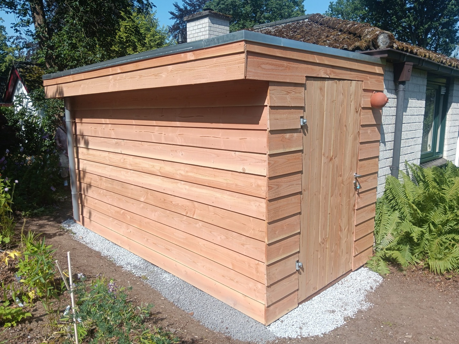 Nieuw gebouwde houten schuur, opgeleverd juni 2026
